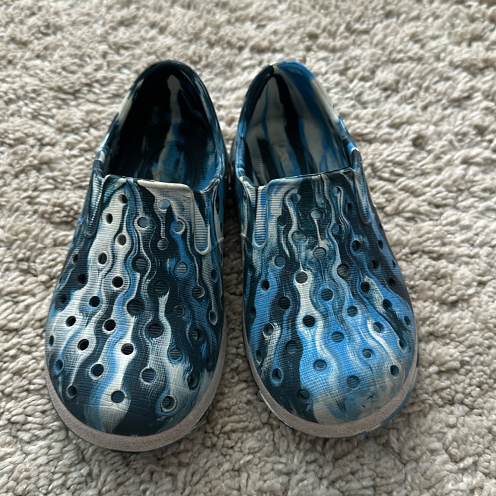 Cat & Jack water shoes (size 6)